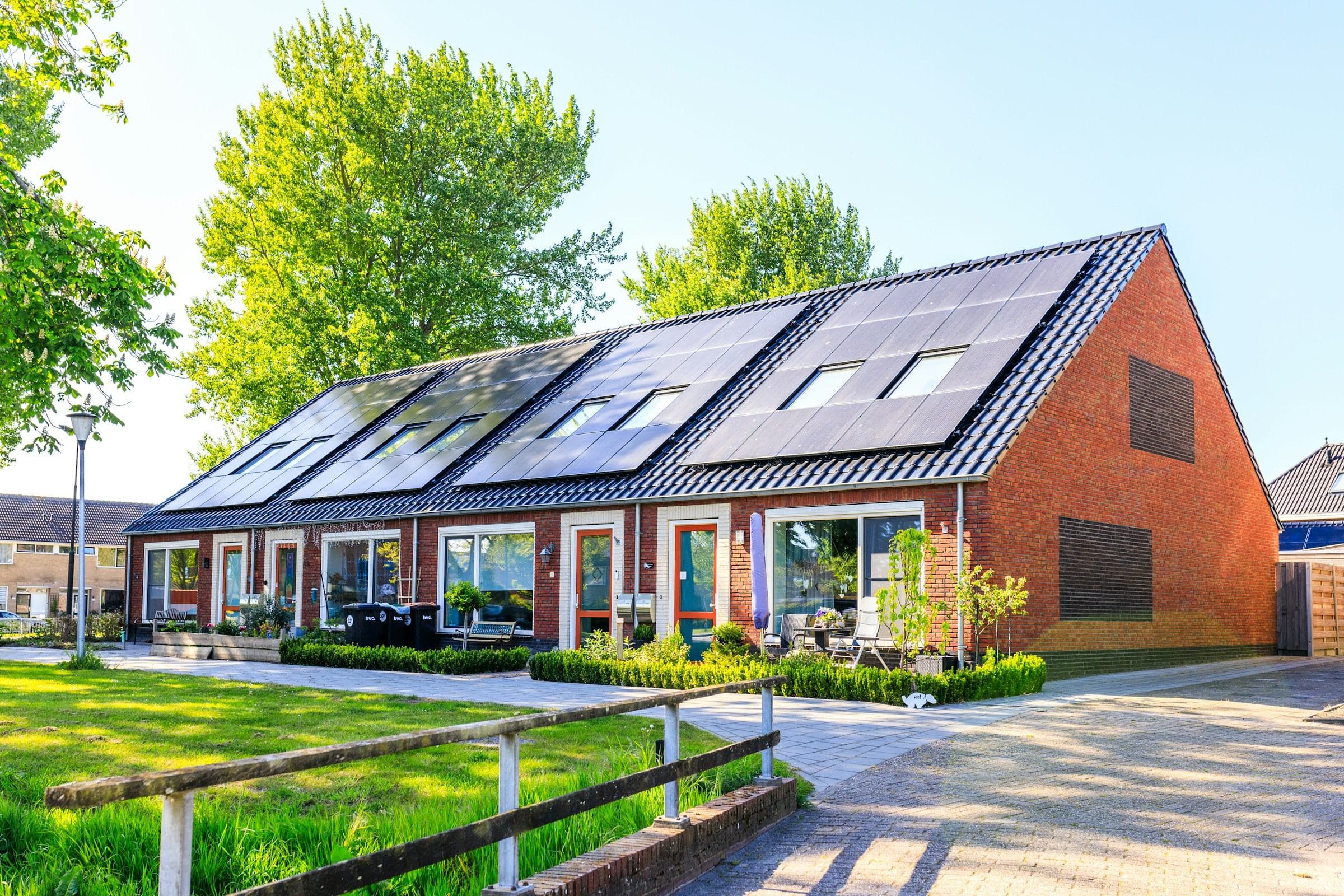 Klinker-Reihenhäuser mit vollschwarzen Solarmodulen